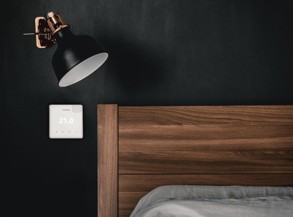 Termostato inteligente Wi-Fi Element da Warmup com tela digital, exibindo controle de temperatura por zonas residenciais.